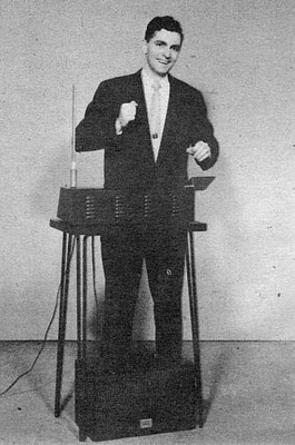 Un joven Bob Moog tocando un theremin fabricado por él