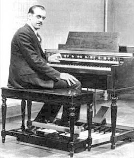 El ingeniero Hammond posa al teclado del órgano eléctrico que lleva su nombre