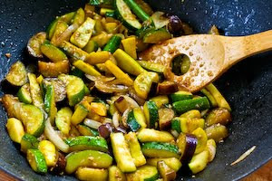 Garlic-Lover's Vegetable Stir Fry with Eggplant, Zucchini, and Yellow Squash found on KalynsKitchen.com Garlic-Lover's Vegetable Stir Fry with Eggplant, Zucchini, and Yellow Squash found on KalynsKitchen.com