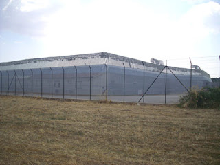 Il centro di identificazione e espulsione di Caltanissetta visto dall'esterno della recinzione