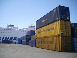 Container nel porto di Patras