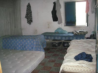 Materassi in una stanza di una masseria abbandonata