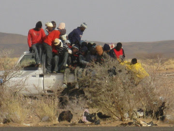 Fuoristrada carico di emigrati a Agadez