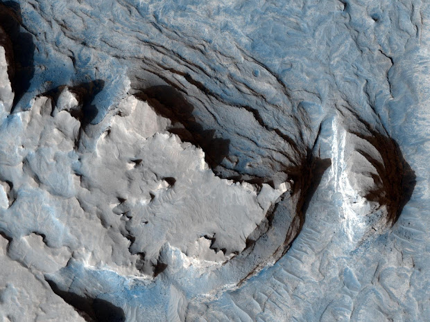 Mars Reconnaissance Orbiter image showing an old ridge on Mars