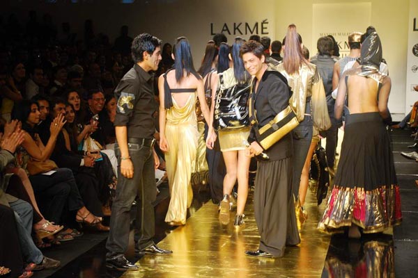 [Shahrukh+Khan+Lakme+Fashion_0+(12).jpg]