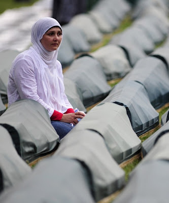 Srebrenica+Genocide+Coffins+and+Bosnian+Muslim+Woman.jpg