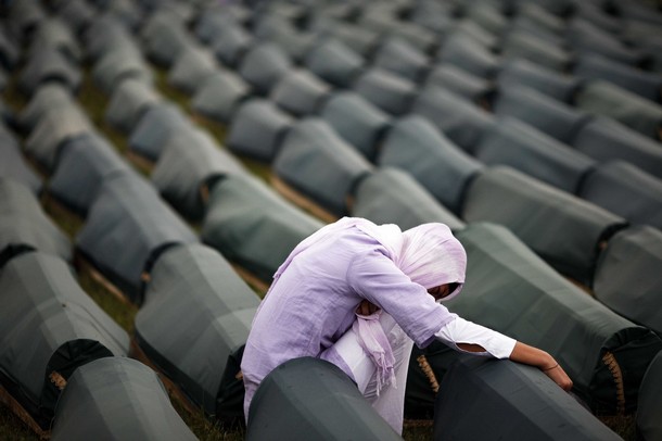 [Srebrenica+Genocide+Funeral+Bosnian+Muslim+Woman.jpg]