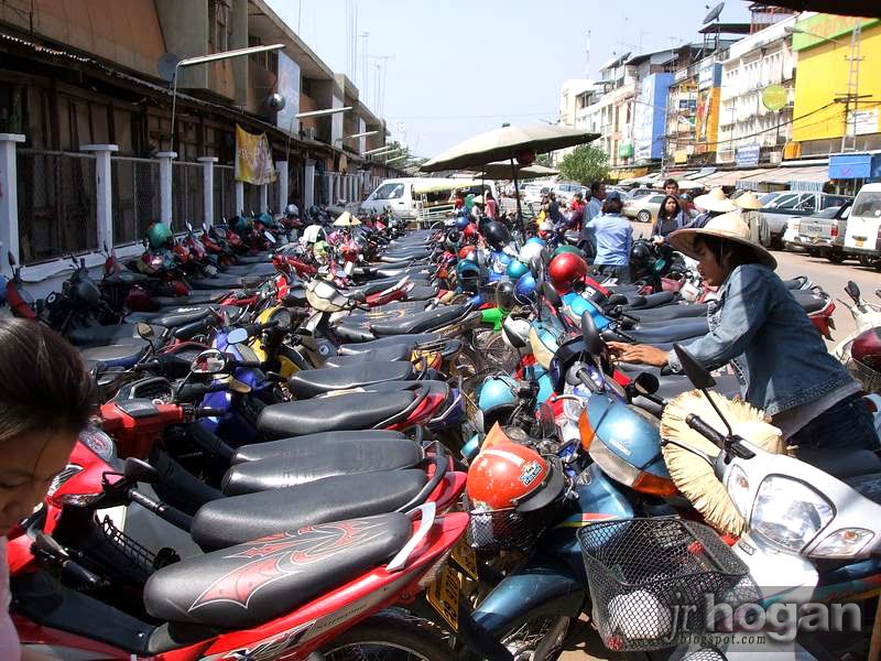 [laos-vientiane-morning-market-motorbike-parking.jpg]
