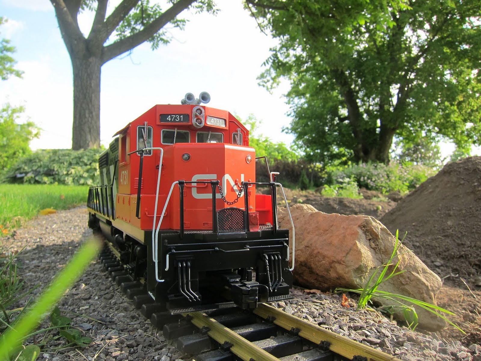G-Scale Train Fun: GP38 Train Engine comes Rolling Into Town