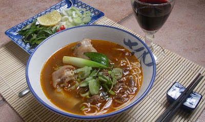 Bun Bo Hue - soupe de vermicelles au boeuf et aux pieds de cochon