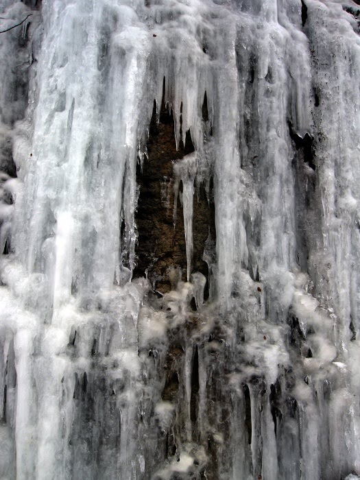 [06+frozen+waterfall+cascades.JPG]