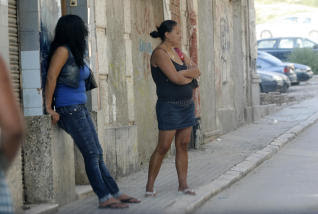 Trio con dos prostitutas prostitutas vip Pareja busca mujer valencia anuncios eroticos friuli