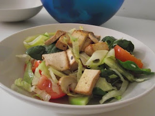 Salata cu tofu afumat,spanac si zucchinni crud
