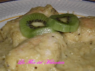 Rollitos de pechuga de pollo con calabacín a la salsa de kiwi