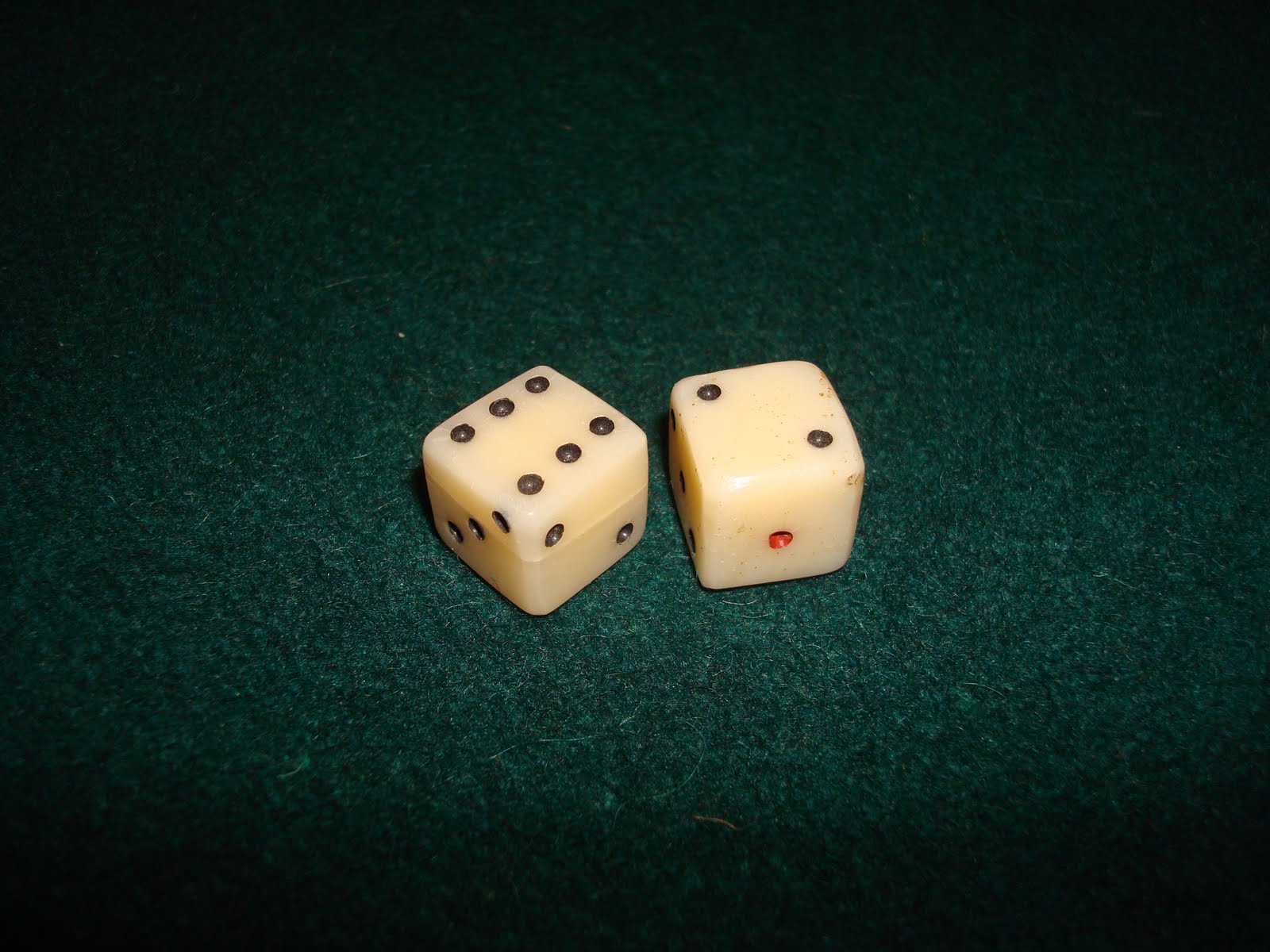 completely random amateur photography [crap] a pair of dice