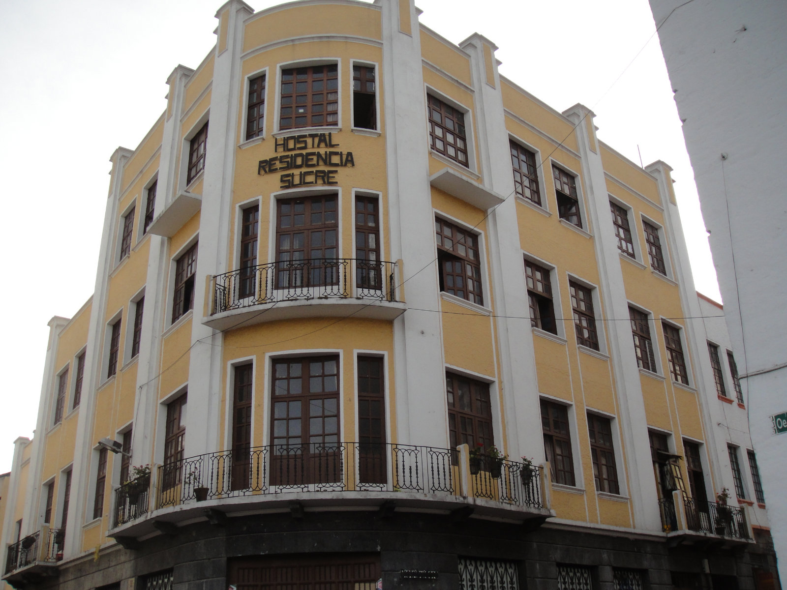 racionalismoarquitecturaMaAugusta Casas colectivas del centro histórico de Quito.