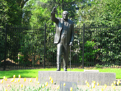 Image: Outdoor bronze statue of Winston Churchill in Washington, DC