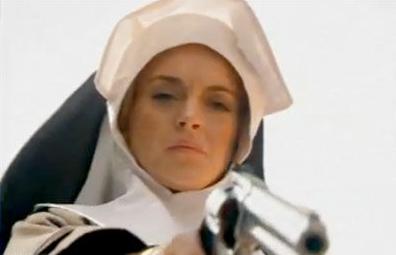 estrellas y musica: Lindsay Lohan se viste de monja y usa una pistola