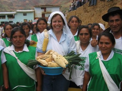 [Lourdes+Flores+con+microempresarias.jpg]