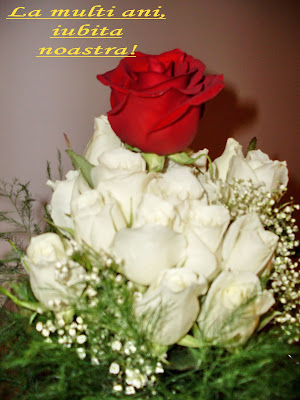 Trandafiri albi si tort de inghetata alba pentru aniversarea mea / Roses blanches et gâteau de la crème glacée blanche pour mon anniversaire