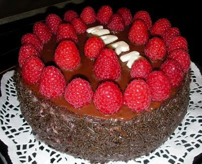 Gâteau d'anniversaire au chocolat et à la framboise / Tort cu ciocolata si zmeura