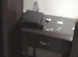 Mesa con un polvo blanco en la habitacion de Anahi de RBD
