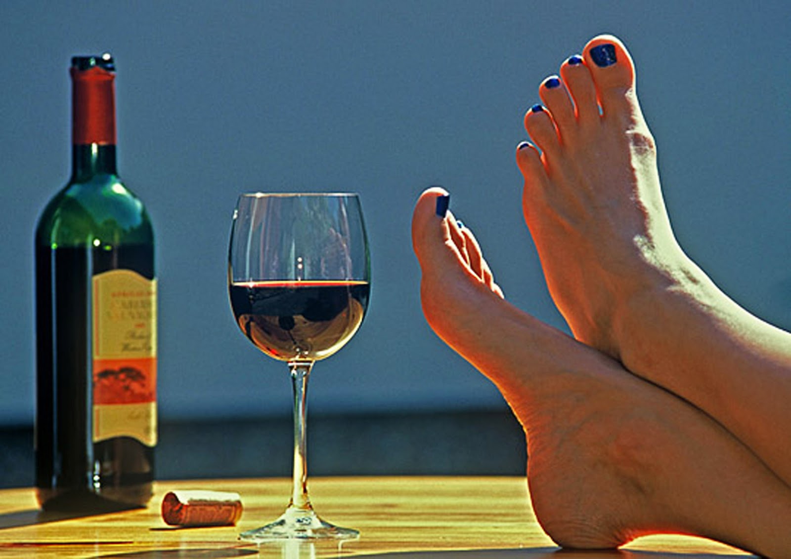 Бокал вина и выходной. Вино и море. Ноги и бокал. Ноги и бокал вина. Ноги в шампанском.