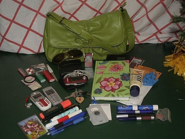 women purse 10 ΔΕΙΤΕ: Τι υπάρχει μέσα σε μια γυναικεία τσάντα?