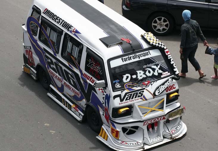 Mobil Angkot Bergaya Fast and Furious ~ Zona Pencarian