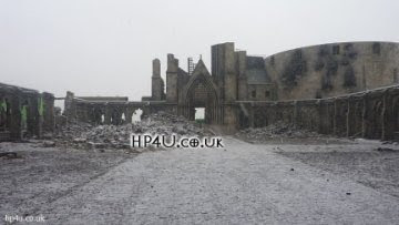 Veja a primeira foto do cenário de Hogwarts destruído para as gravações da Batalha Final Veja a primeira foto do cenário de Hogwarts destruído para as gravações da Batalha Final