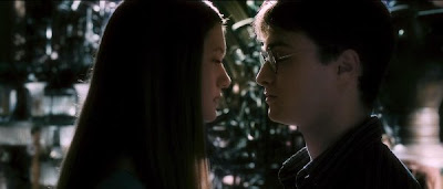 Harry e Gina em cena do sexto filme da série, Harry Potter e o Enigma do Príncipe (2009)