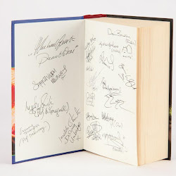 Edições especiais de livros da série "Harry Potter" autografados por atores serão leiloados