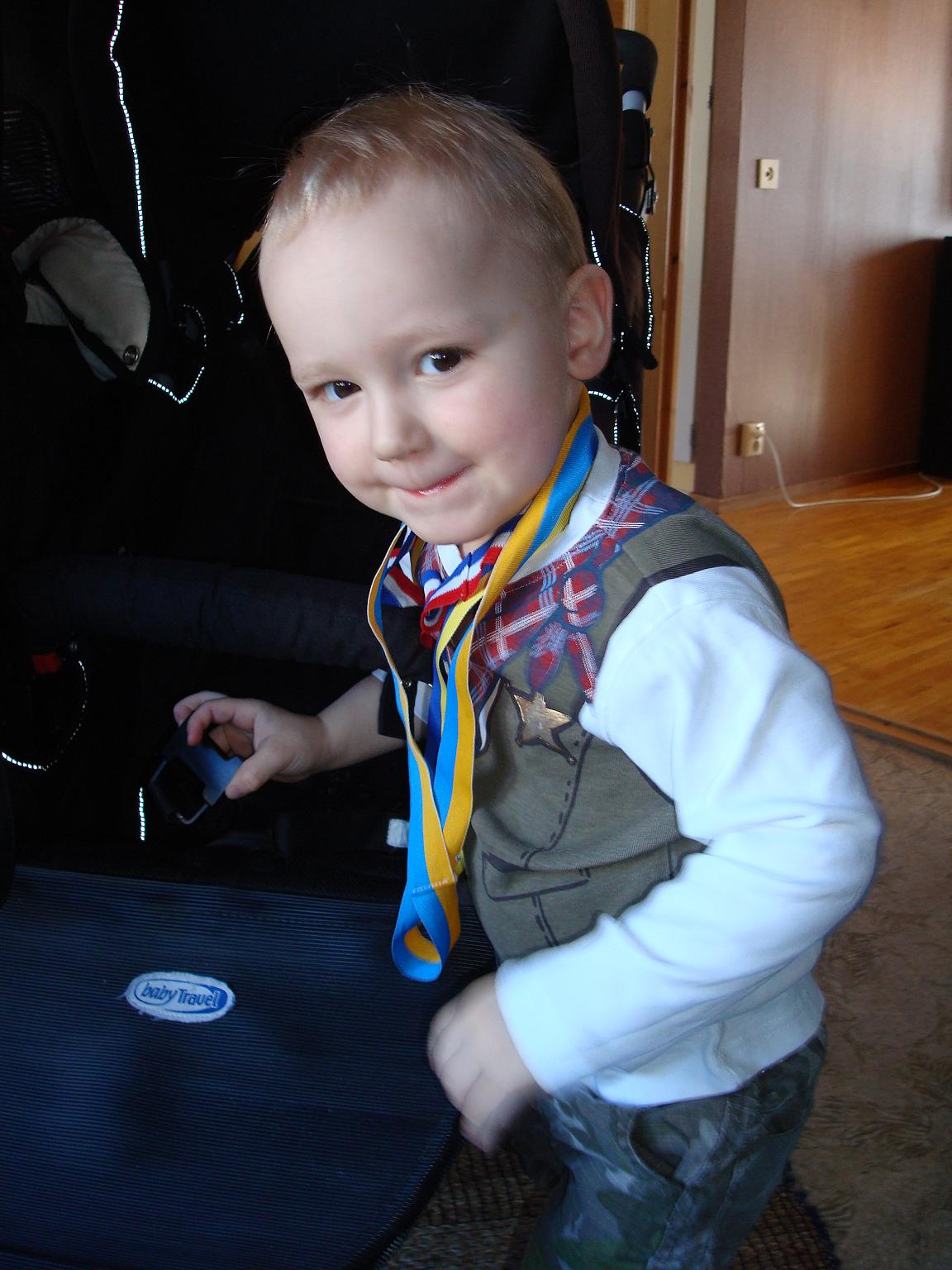 [Kiron+medaljsnören.JPG]