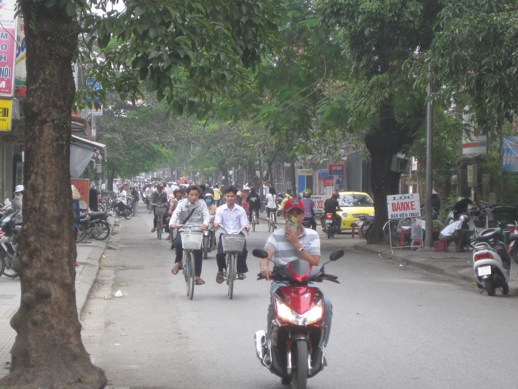 [Vietnam+Hue+01+Motorcycles.jpg]
