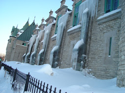 Este eh um predio do governo, em Quebec City. Reparem no gelo das janelas.