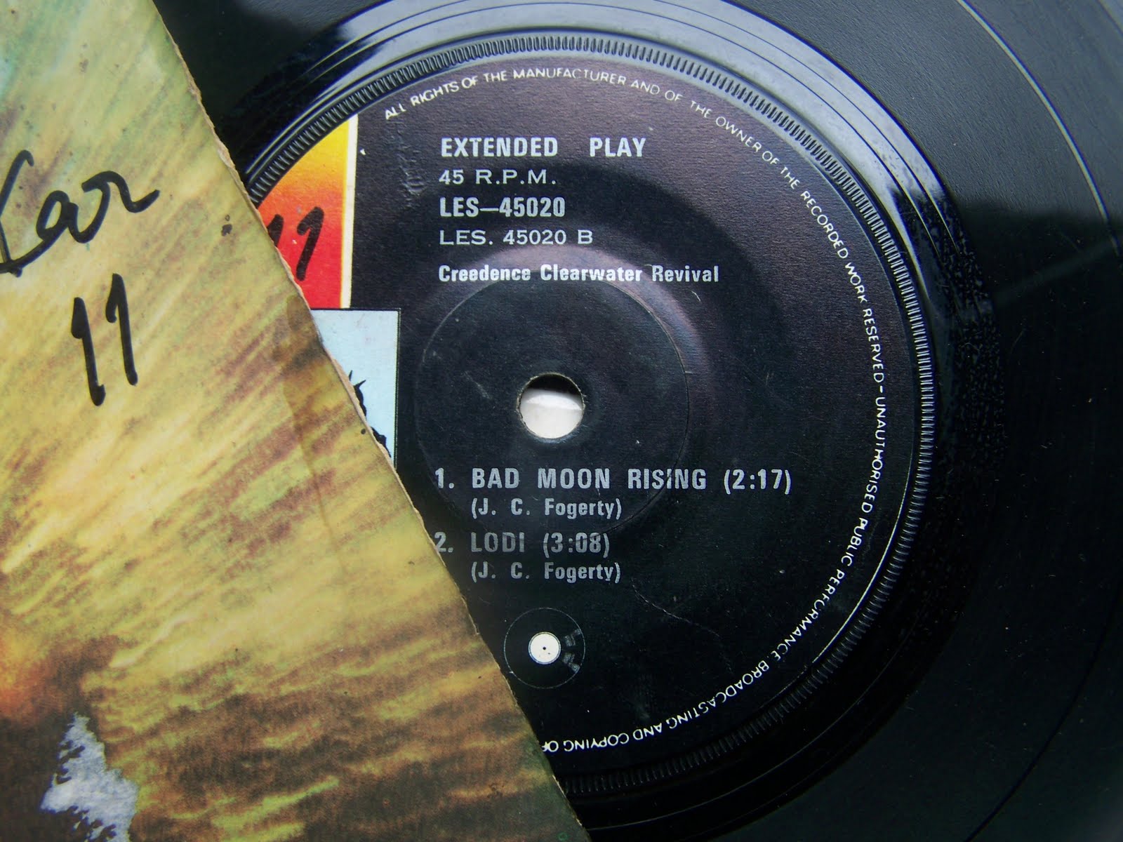 Как переводится мун. Creedence Clearwater Revival 1968. 45 RPM. Bad Moon Rising.