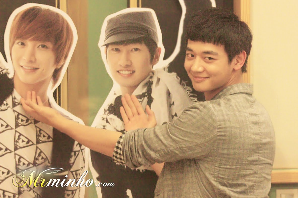 Стилистика и минхо. Дорамы с ли мин хо поцелуй. Сольюн и минхо. Stray kids минхо и джисон. Солли и минхо дорама.