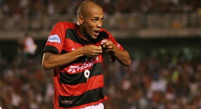[Souza+beija+o+s%C3%ADmbolo+do+Flamengo+ao+marcar+o+primeiro+gol.jpg]