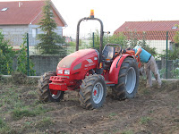 tractor levantando patatas