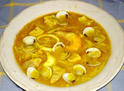 Plato de fideos en amarillo con ingredientes marineros (c)2008 J.Portero
