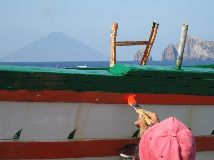 ITALY - The Island of Stromboli whose active volcano erupts every 25 mins. / @JDumas