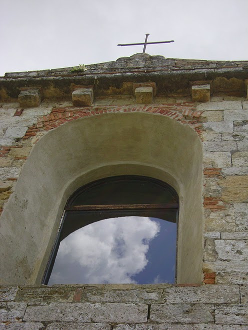 ITALY - A church window. / @JDumas
