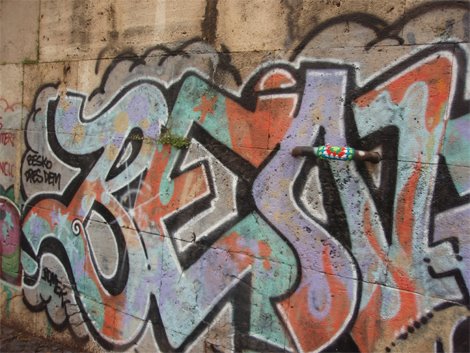 [crochetongraffiti.jpg]