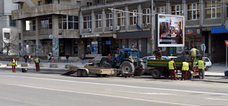 muncitori de la CITADIN care asfalteaza in fata la Moldova Mall in Iasi