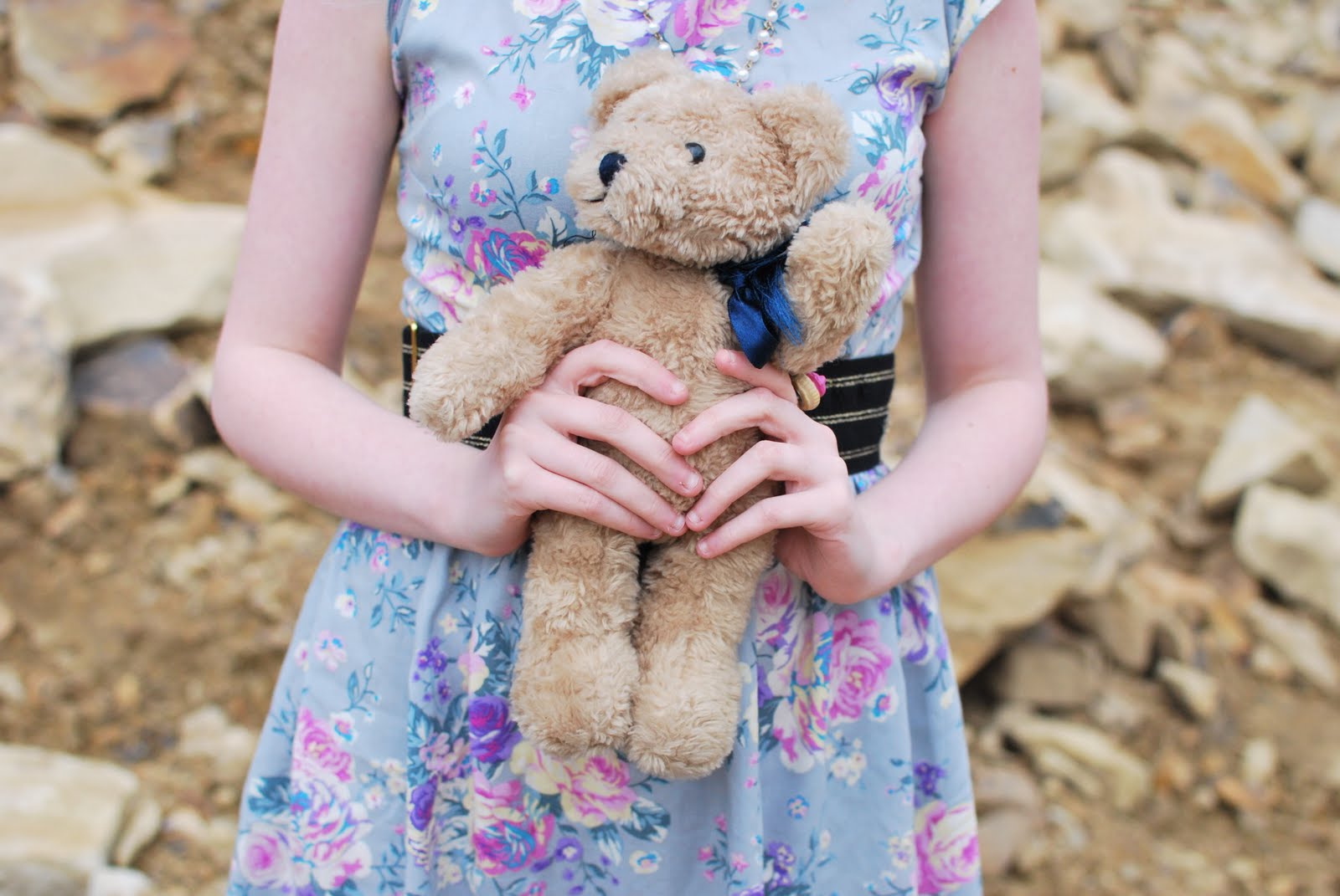 плюшевая игрушка в руках. девочка с мишкой в руках. девочка держит игрушку. девочка держит мишку. игрушки для девочки в мире.