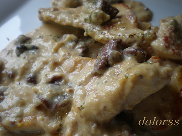  Pollo con salsa de manzanas y carreretes o senderuelas 