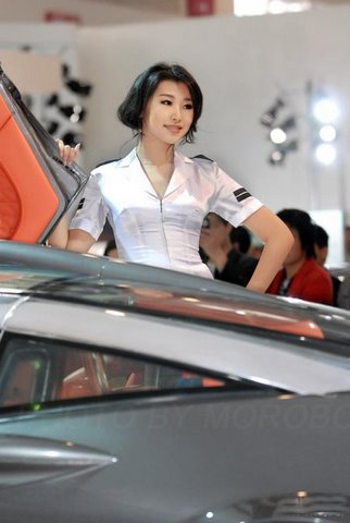 [flickzzz.com+japanese+models+in+car+show+015-769049.jpg]