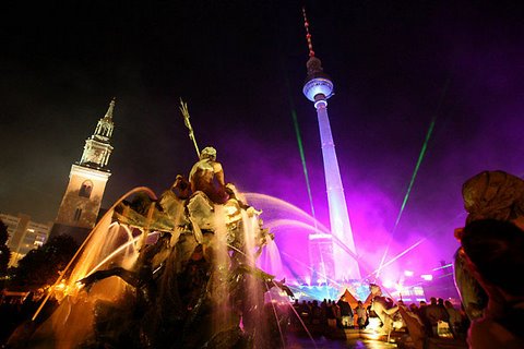 [flickzzz.com+colorful+berlin+at+night+004-727903.jpg]