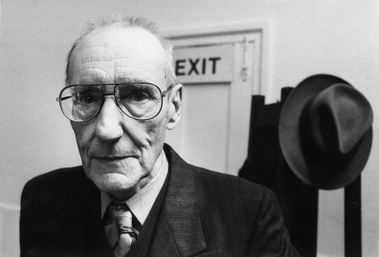 http://4.bp.blogspot.com/_tnGAt-hymK4/S7-7PvZ06tI/AAAAAAAACV8/55foqDQnxSE/s1600/william-burroughs-london-1988.jpg