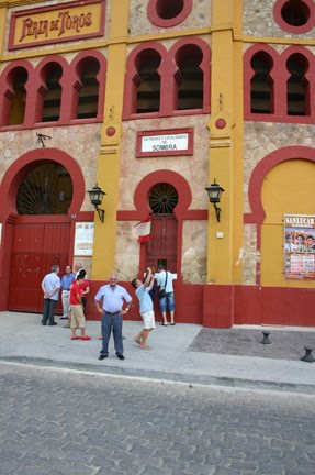 Delante de la plaza de Sanlúcar.